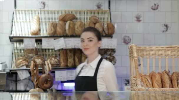 Mujer panadero sonriendo nuevo comprador
 - Metraje, vídeo
