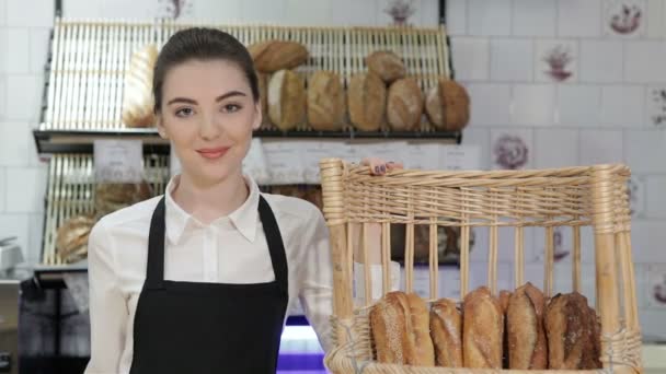 Sprzedawca dziewczyna oferuje chleb - Materiał filmowy, wideo
