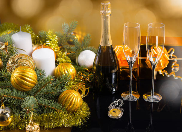 Juhlapullo samppanjaa lasit ja lahjat
 - Valokuva, kuva