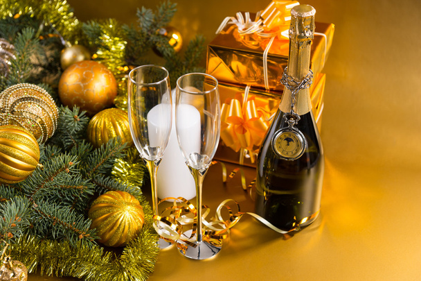 Garrafa festiva de champanhe com copos e presentes
 - Foto, Imagem