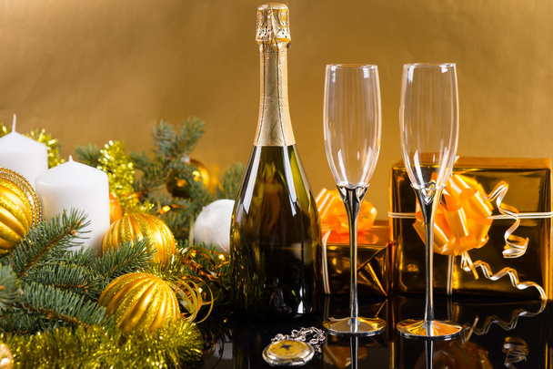 Bouteille de Champagne festive avec verres et cadeaux
 - Photo, image