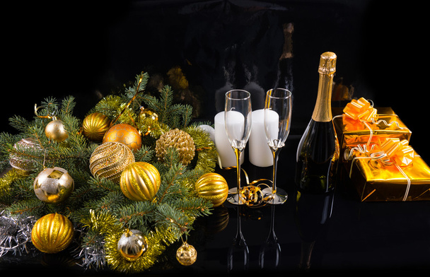 Champanhe, presentes de ouro e decorações de Natal
 - Foto, Imagem