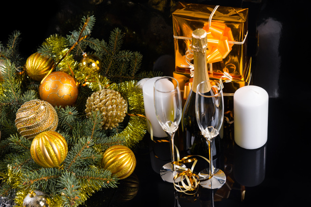 Champagner, Goldgeschenke und Weihnachtsdekoration - Foto, Bild