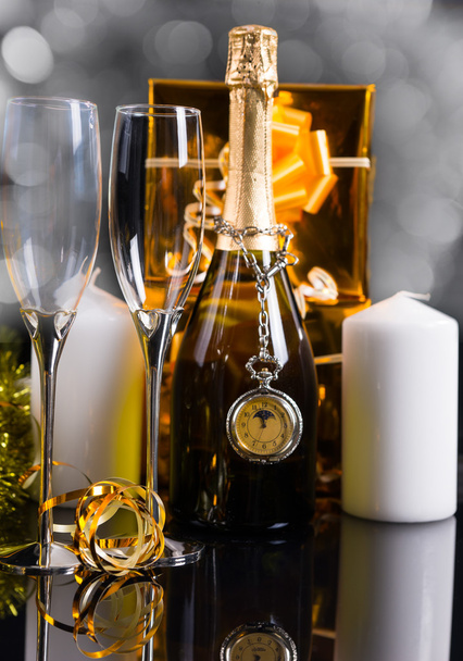 Botella festiva de champán y reloj de bolsillo
 - Foto, Imagen