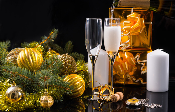 Verres à champagne avec bougies et cadeaux de Noël
 - Photo, image
