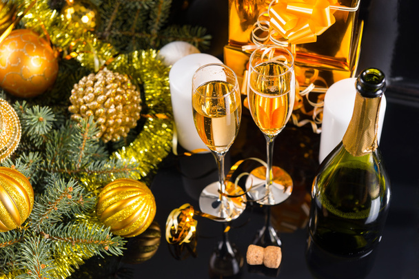 Lunettes de Champagne en nature morte festive
 - Photo, image