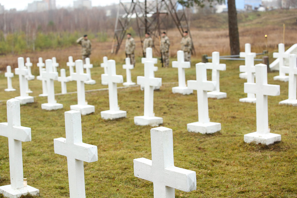 Bílé kříže v Lotyšské válečný hřbitov - Fotografie, Obrázek