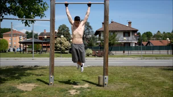 Attractive shirtless young man working out outdoor - Video