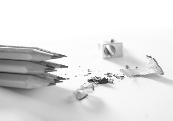 Crayons avec des copeaux d'affûtage de près, photo en noir et blanc
 - Photo, image