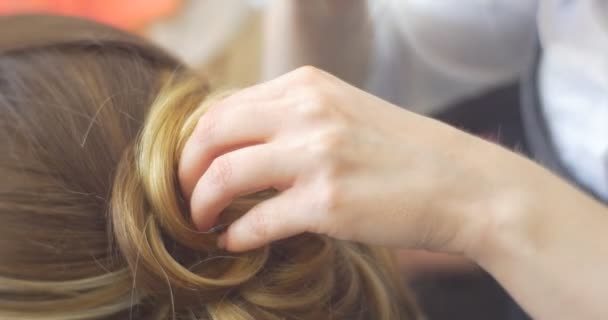 Fryzjer fryzjera czyni fryzurę wreszcie mocowania loki na tylnej części głowy z Hairs utrwalania spray długo Brown Hairs salon piękności - Materiał filmowy, wideo