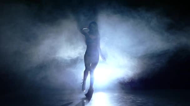 strip-tease femme danseuse posant sur fond de studio. Mouvement lent, fumée
 - Séquence, vidéo
