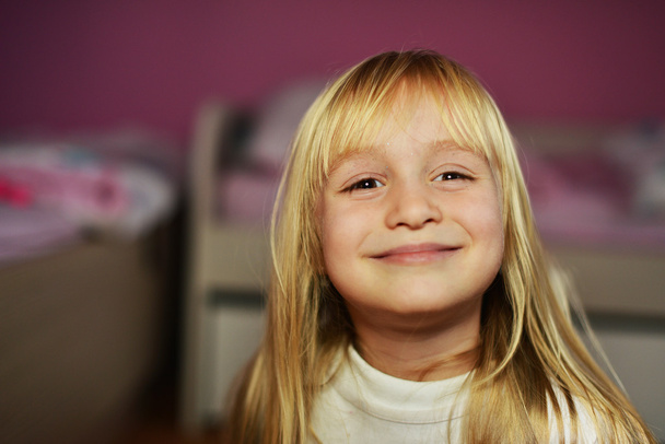 kleines Mädchen lächelt - Foto, Bild