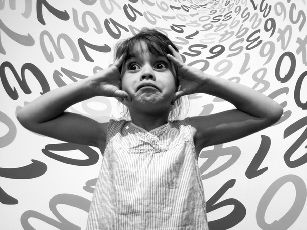 Malá holčička frustrovaný s aritmetický problém - Fotografie, Obrázek