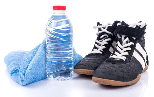 Chaussures de sport avec serviette éponge et bouteille d'eau
 - Photo, image