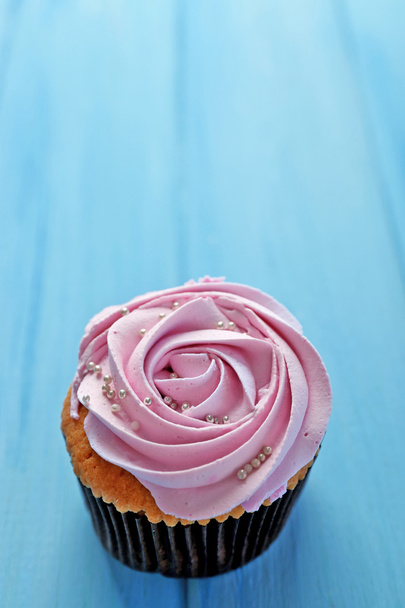 Tasty cupcake on wooden background - Foto, imagen