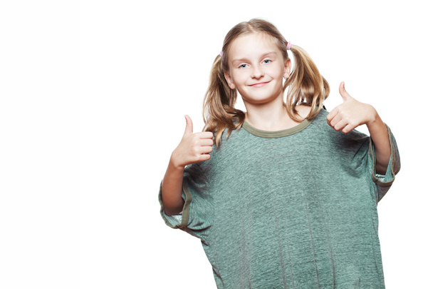 Μικρό κορίτσι που φοράει πάνω μεγέθους t-shirt. - Φωτογραφία, εικόνα
