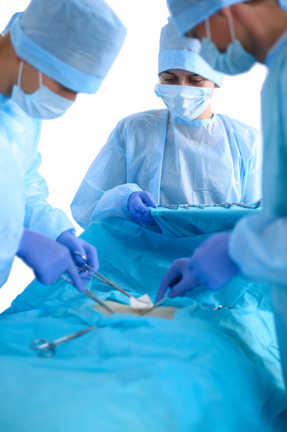 Jeune équipe chirurgicale dans la salle d'opération - Photo, image