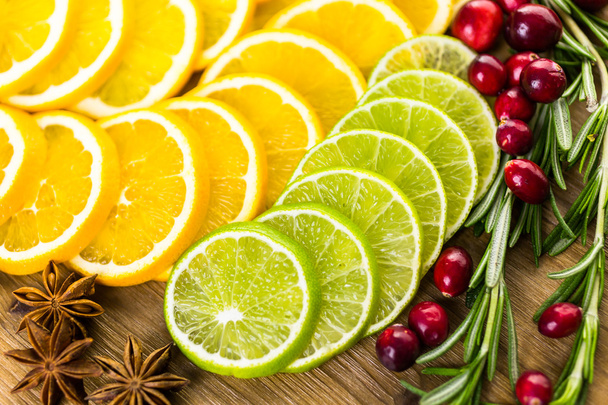 Viipaloidut hedelmät talven sangriaa varten
 - Valokuva, kuva