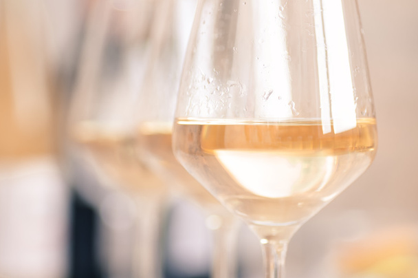 келихи білого вина
 - Фото, зображення