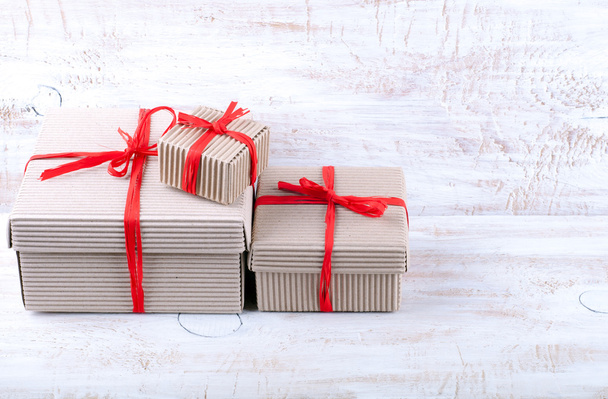 Рождественские картонные коробки ручной работы с лентой рафии
 - Фото, изображение