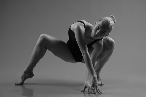 Modern ballet dancer posing on dark background - Valokuva, kuva