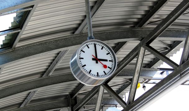 Três horas no relógio da estação
 - Foto, Imagem