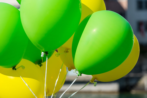 Яскраві жовті і зелені кульки
 - Фото, зображення
