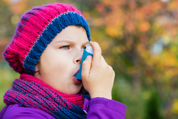 Mädchen mit Inhalator an einem Herbsttag - Foto, Bild