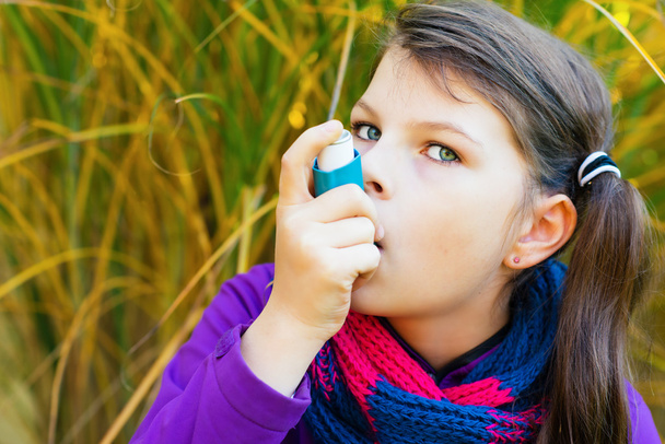Dívka použití inhalátor na podzimní den - Fotografie, Obrázek