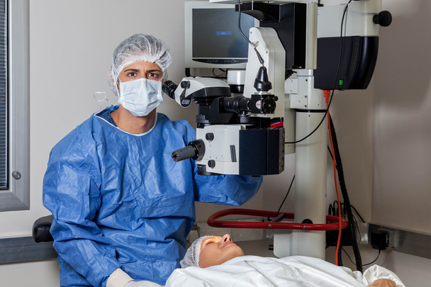 Офтальмолог перевіряє очі
 - Фото, зображення