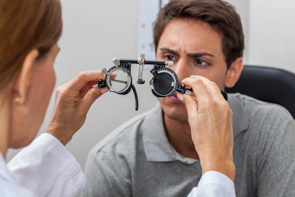 Médico mostrando lentes especiais
 - Foto, Imagem