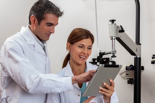 oftalmólogos mirando tableta
 - Foto, Imagen