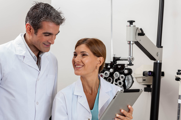 ophthalmologists looking at tablet - Foto, afbeelding