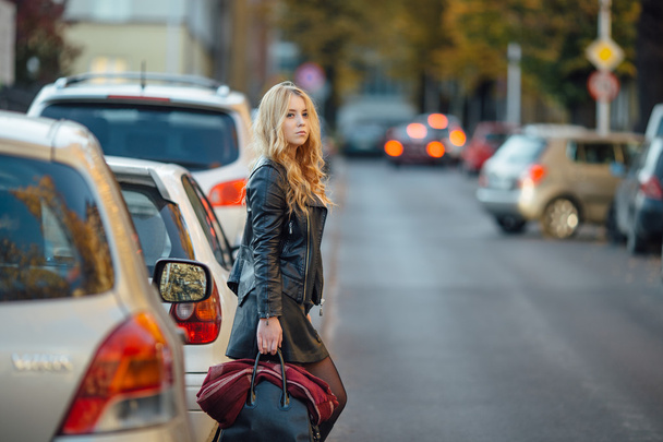 Bardzo młoda kobieta spaceru na ulicy z samochodów - Zdjęcie, obraz