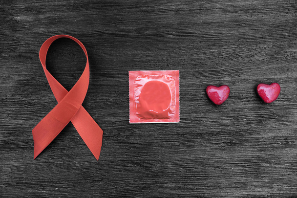 Aids nauha, kondomi ja sydämet
 - Valokuva, kuva