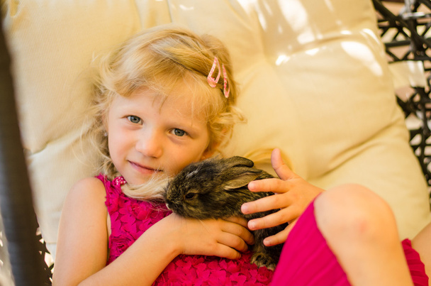 Mädchen mit Kaninchen - Foto, Bild