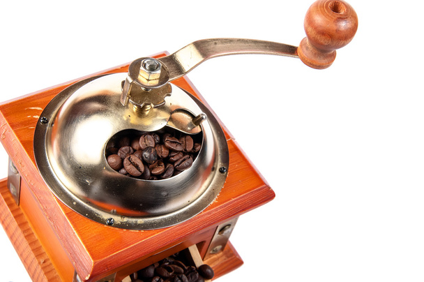 Moedor de café com grãos de café, isolado em branco
 - Foto, Imagem