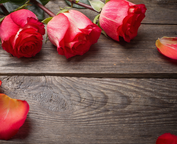 red roses on wooden background - Fotografie, Obrázek
