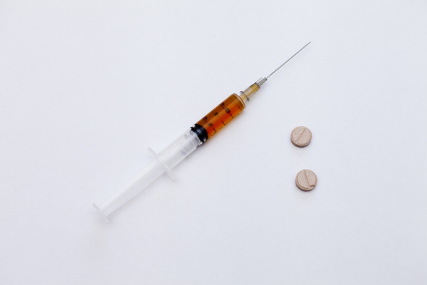 Syringe on a table - Фото, зображення