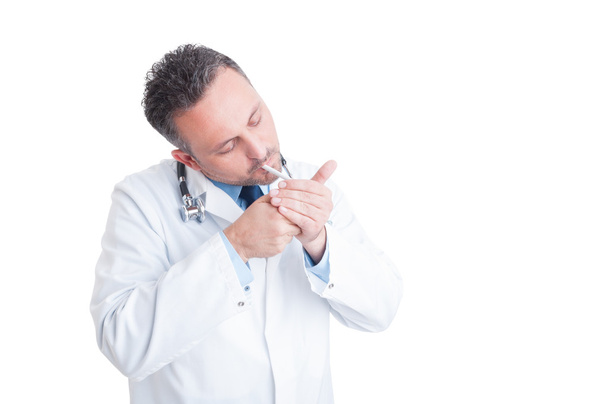 Γιατρός ή νοσοκόμος ανάβοντας ένα τσιγάρο - Φωτογραφία, εικόνα