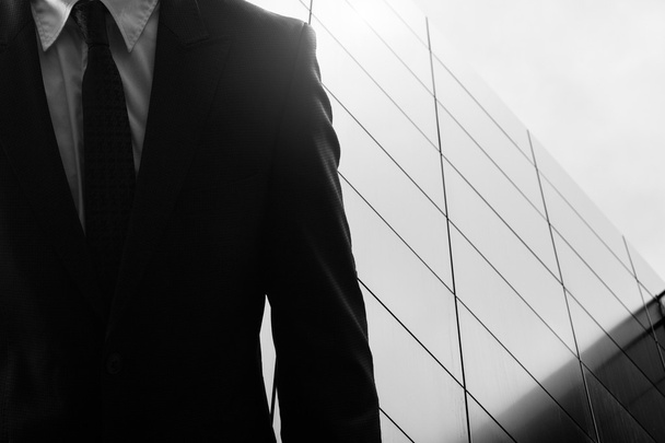 businessman with the skyscraper on a background - Foto, Bild