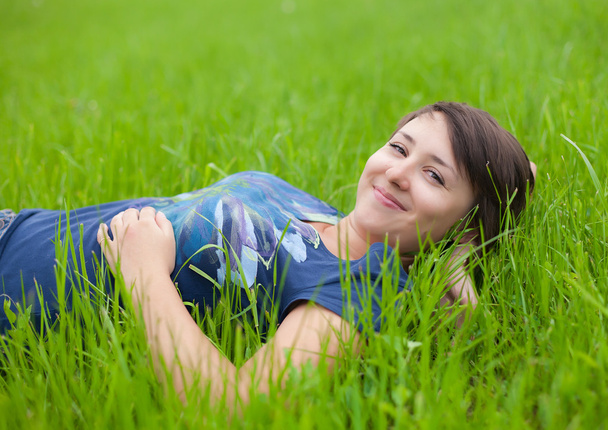 緑の芝生でリラックス若い女性 - 写真・画像