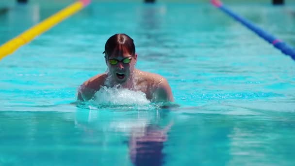 Breaststroke Swimming Technique done by a Professional Swimmer - Filmati, video
