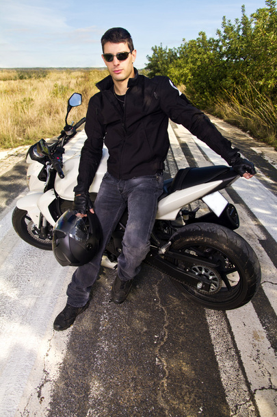Homme avec une moto
 - Photo, image