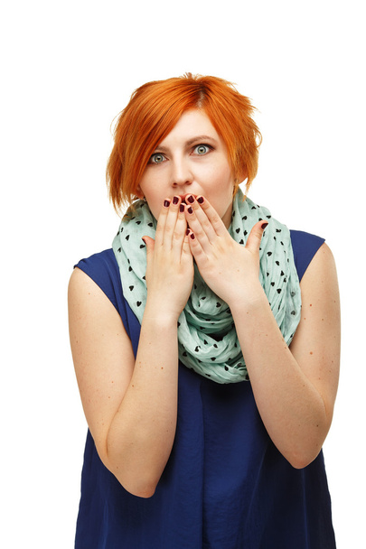 ritratto di una divertente ragazza dai capelli rossi emotivamente gesticolando un
 - Foto, immagini
