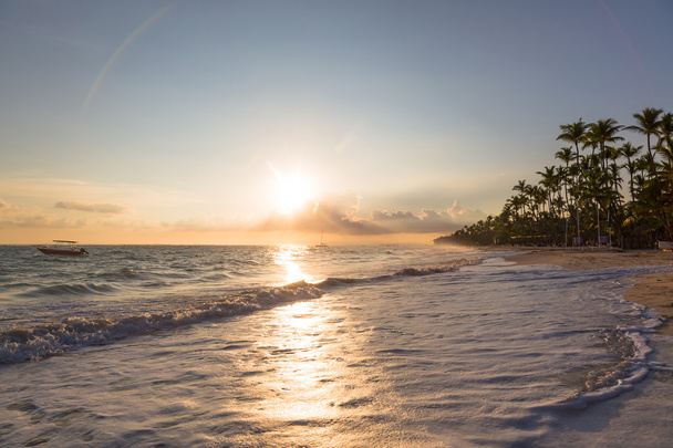 Wschód słońca nad fale Atlantyku, przy plaży Bavaro, Dominikana - Zdjęcie, obraz