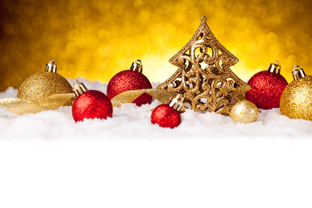 Golden christmas fir tree decoration with gold and red ornaments - Foto, immagini
