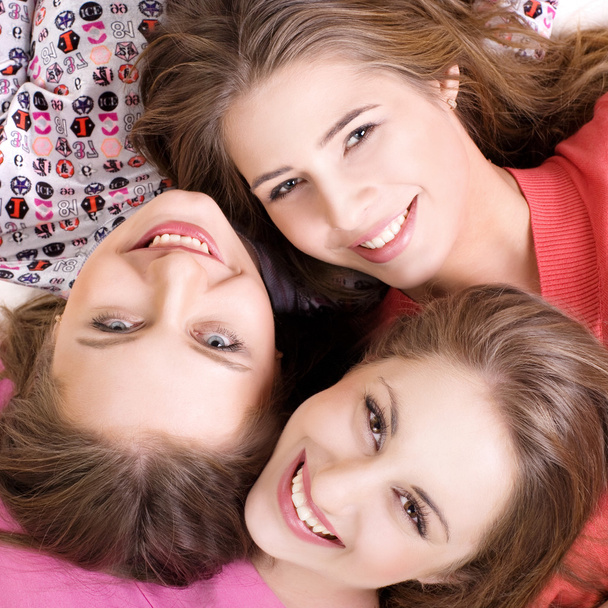 Портрет трех счастливых девушек
 - Фото, изображение