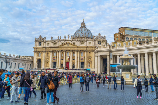 Tourists and Belivers in Saint Peters Square on sunday - Fotografie, Obrázek