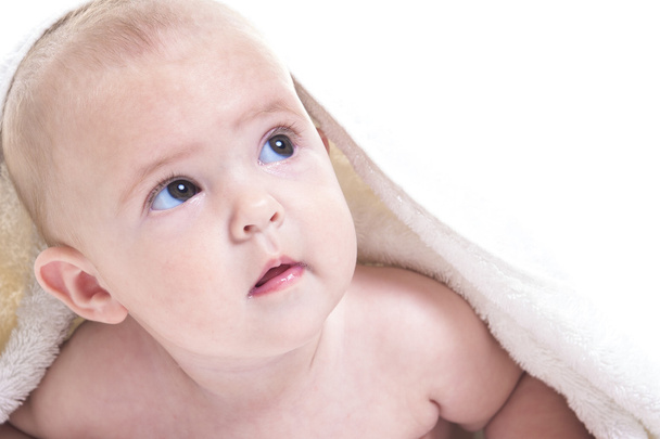 Bebê de três meses sob toalha branca isolada em branco
 - Foto, Imagem